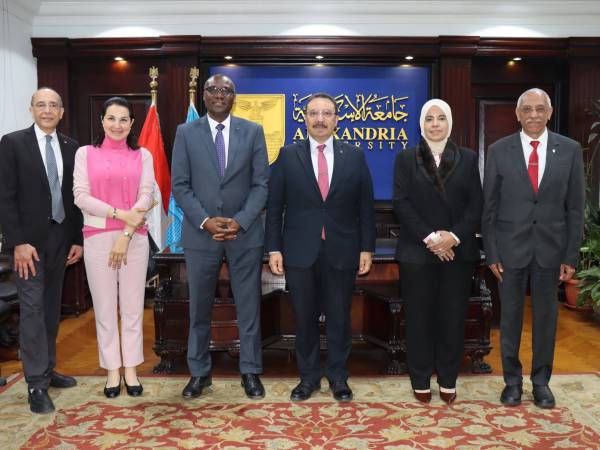 جامعة الإسكندرية تبحث تعزيز التعاون الأكاديمي والبحثي مع جامعة كارلتون الكندية